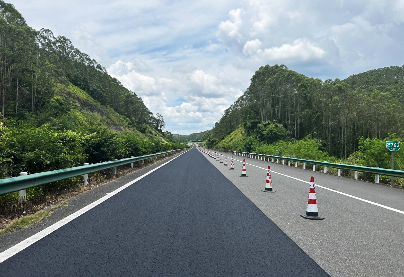 2024年廣西玉鐵路拌和型精細抗滑保護層